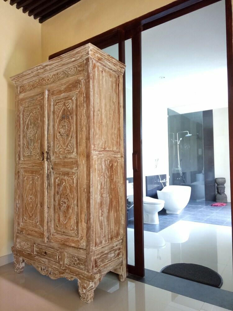 Hotel Oyo 2667 Aron Guest House