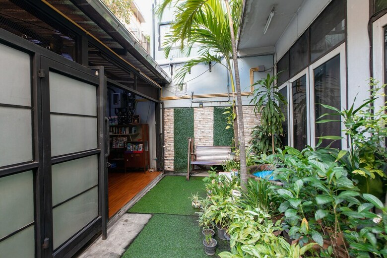 Hostal The Alley Hostel & Bistro