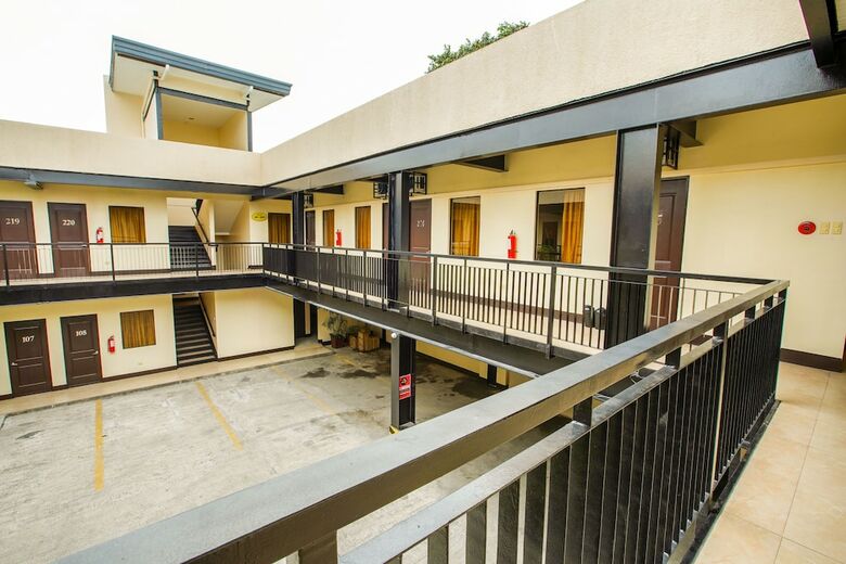 Hotel Oyo 244 Driggs Suites