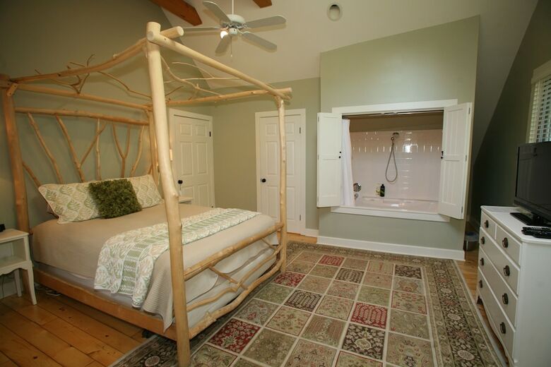 Goldberry Woods Bed & Breakfast-microfarm-cottages