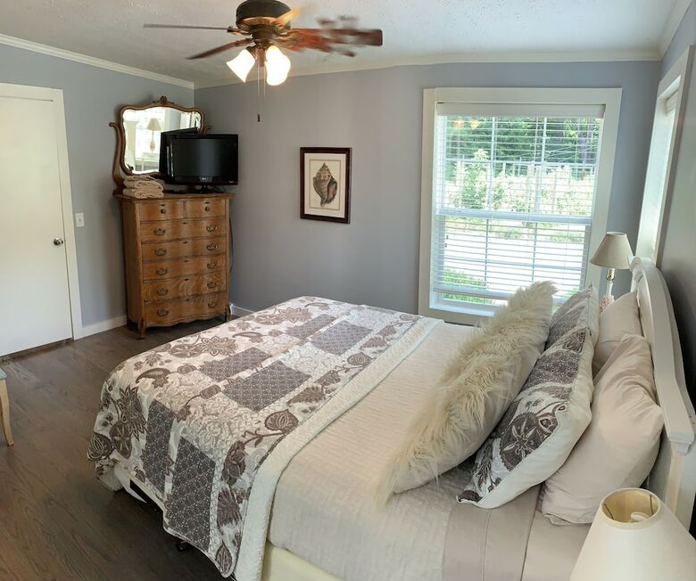 Goldberry Woods Bed & Breakfast-microfarm-cottages