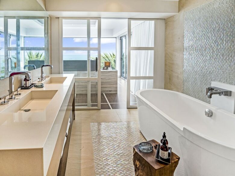 Hotel Hodges Bay Resort And Spa