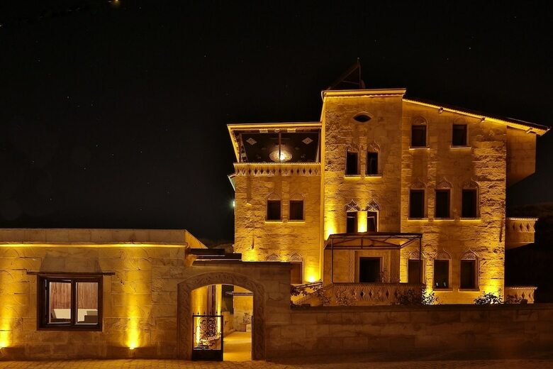 Hotel Shoestring Stone House