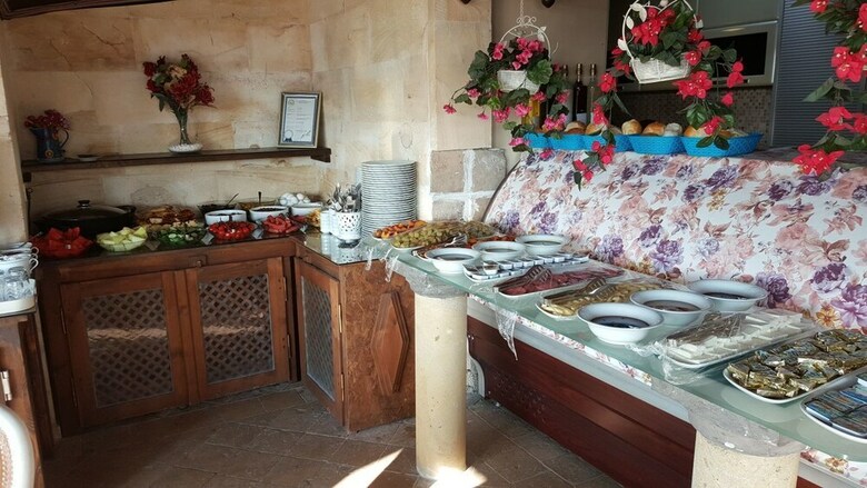Hotel Shoestring Stone House