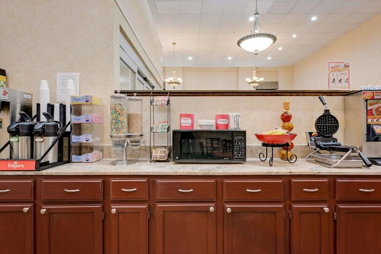 Hotel Ramada By Wyndham Cleveland Airport West