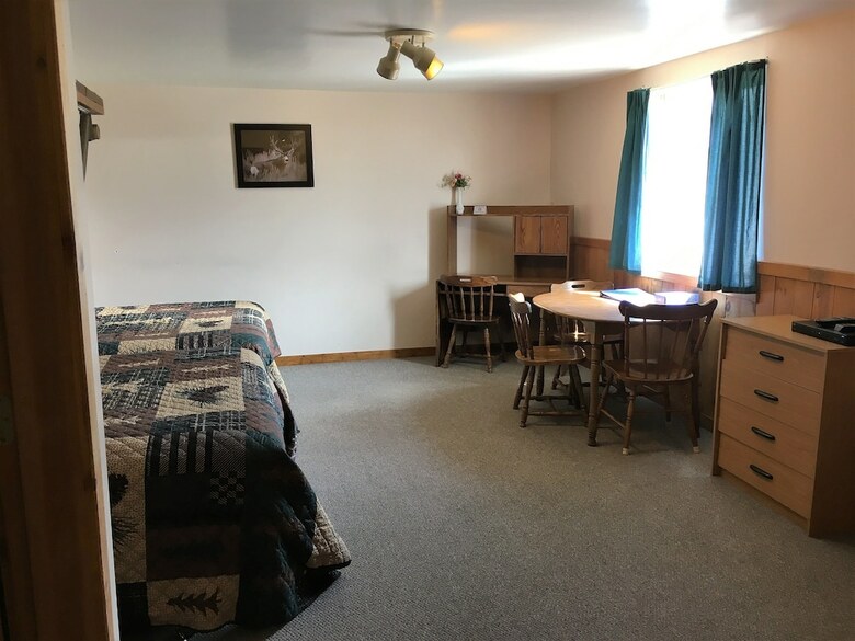 Tenderfoot Cabins & Motel