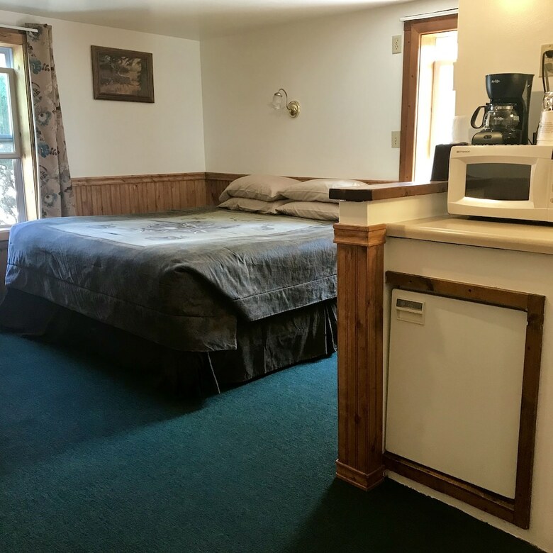 Tenderfoot Cabins & Motel