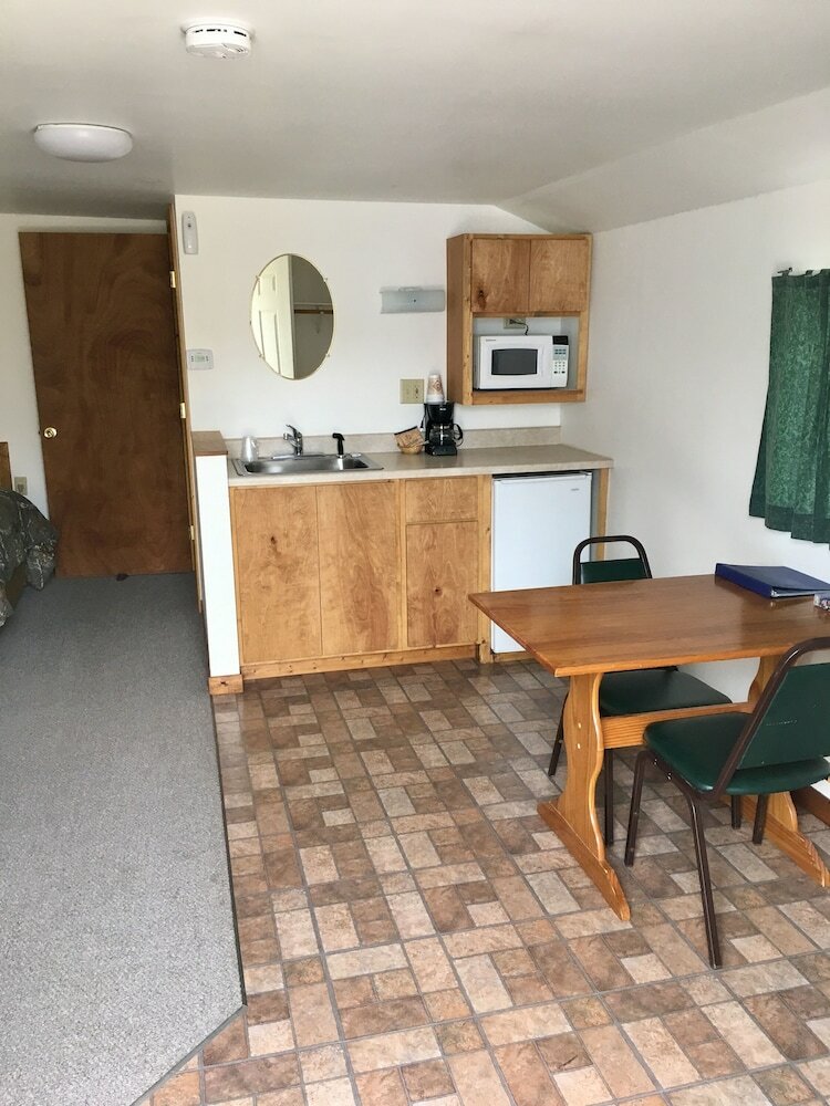 Tenderfoot Cabins & Motel
