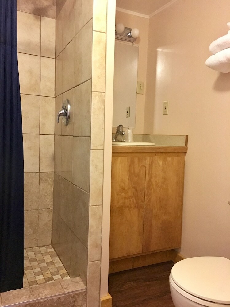 Tenderfoot Cabins & Motel