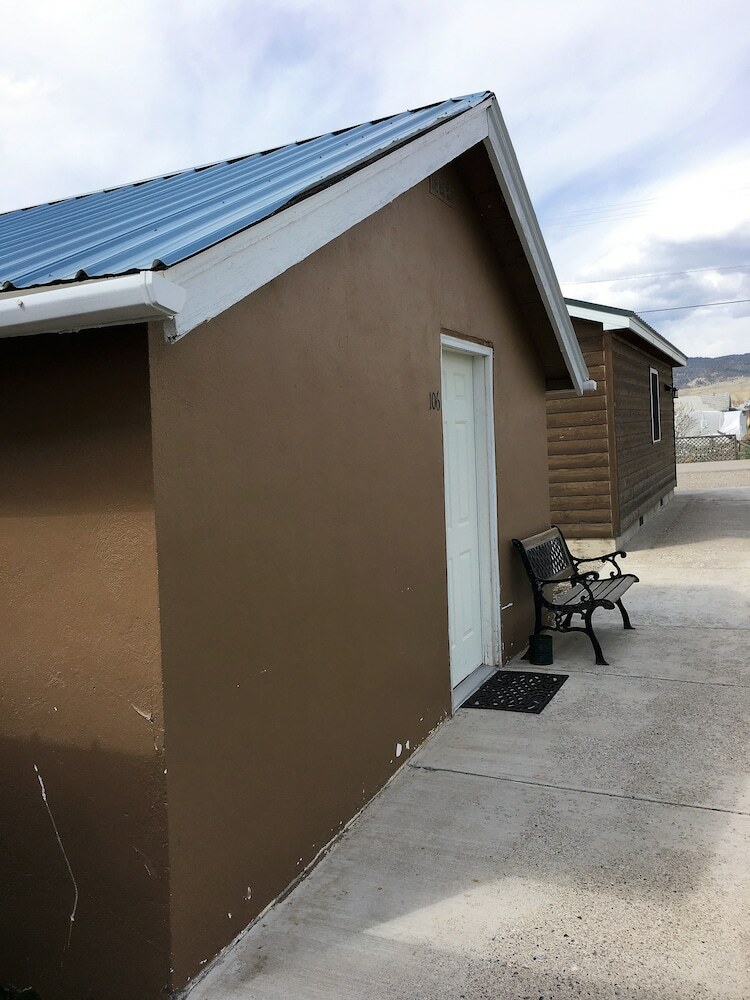 Tenderfoot Cabins & Motel