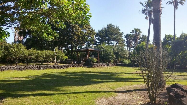 Pension Jeju Yazawon