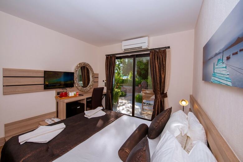 S3 Seahorse Beach Club & Hotel