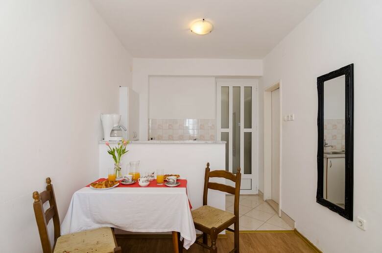 Apartments And Room Lora