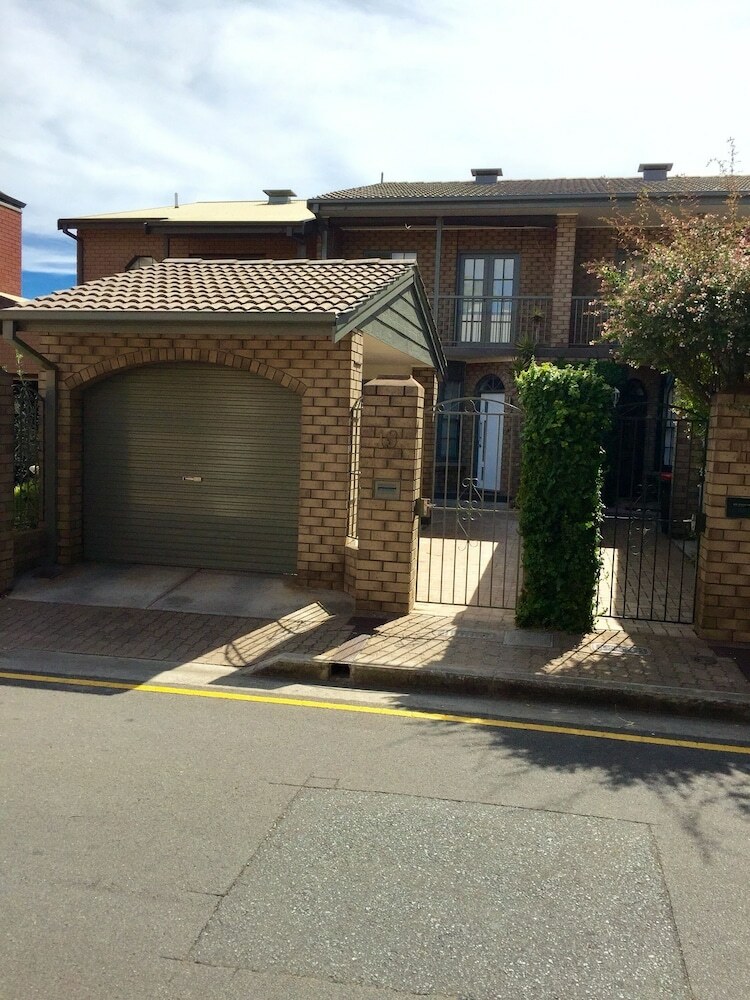 Luxury Townhouse In Chic North Adelaide