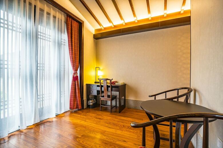 Hostal Graceland Garden Court Hotel