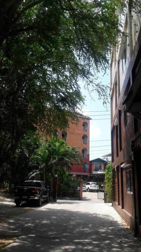 Hotel Baan Khun Mae Apartment