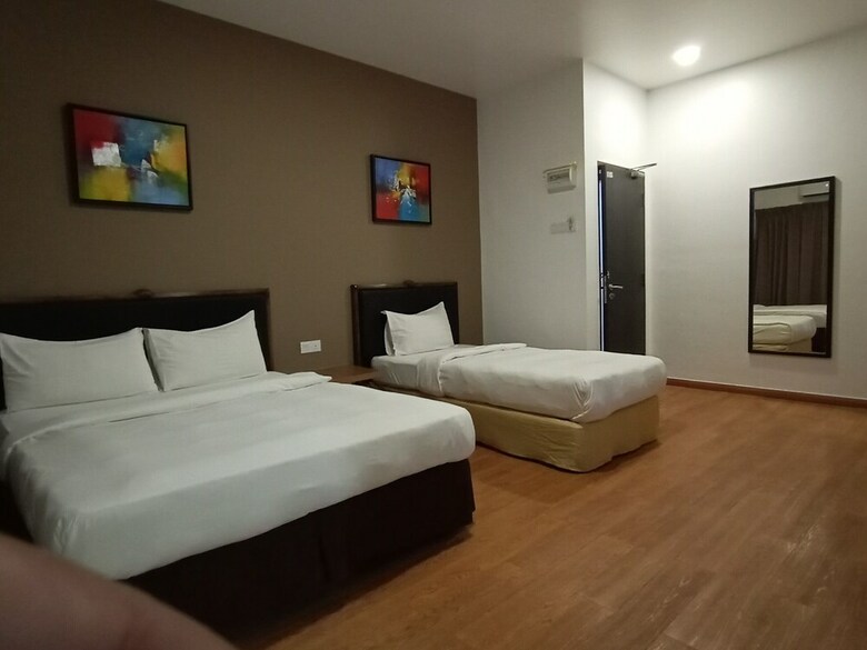 Oyo 89915 East Mount Hotel