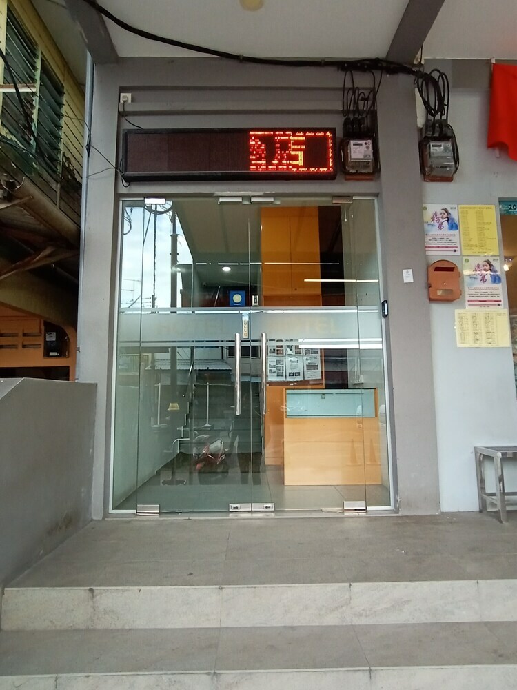 Oyo 89915 East Mount Hotel