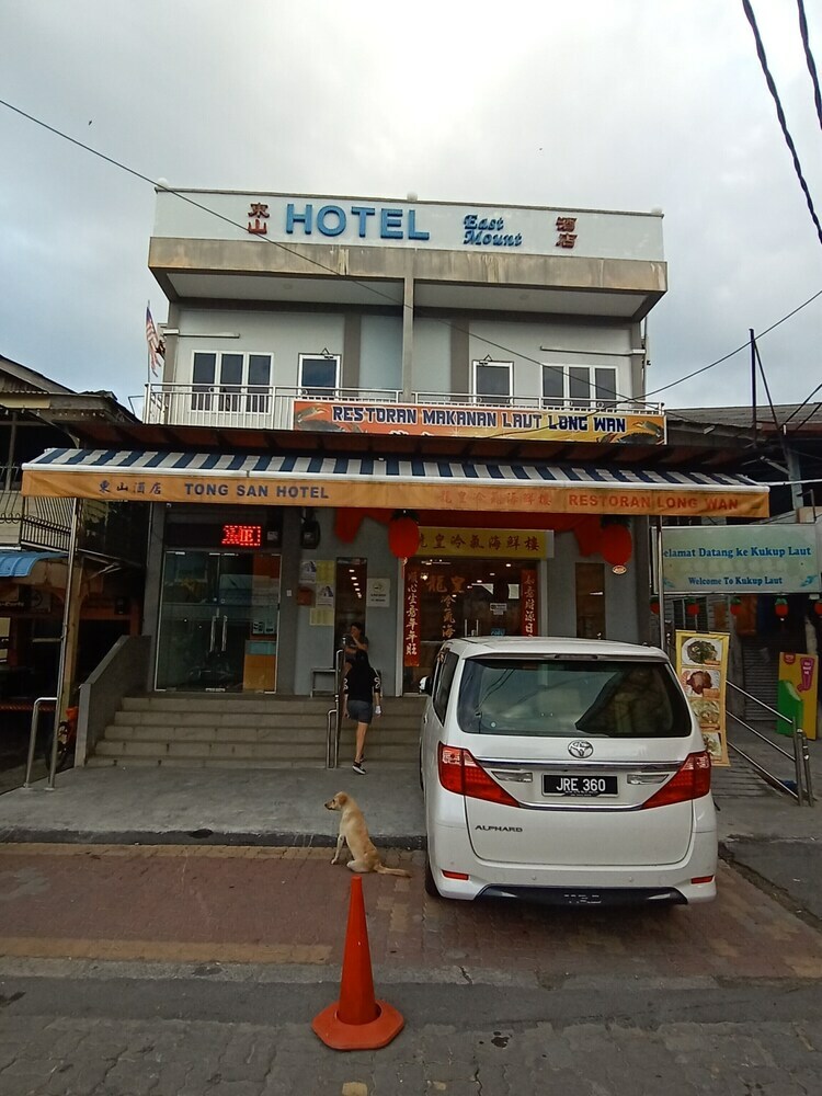 Oyo 89915 East Mount Hotel