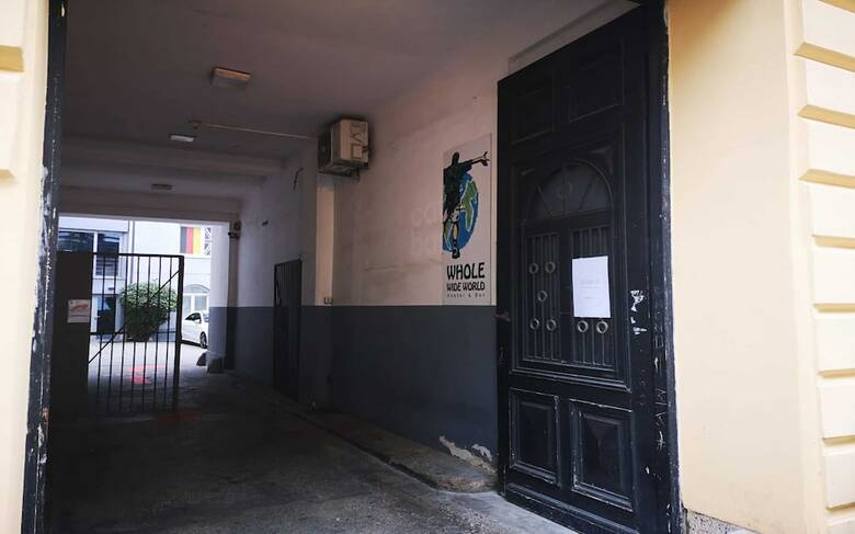 Hostal Whole Wide World Hostel & Bar