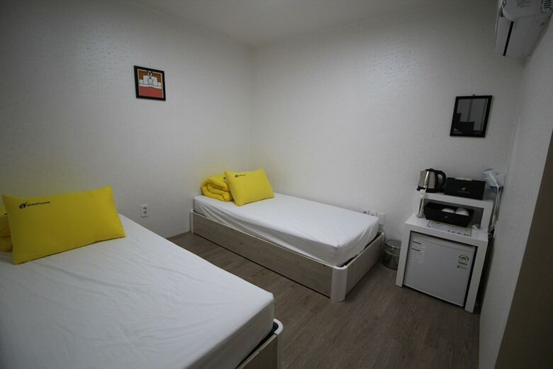 Hotel 24 Guesthouse Nampo Station