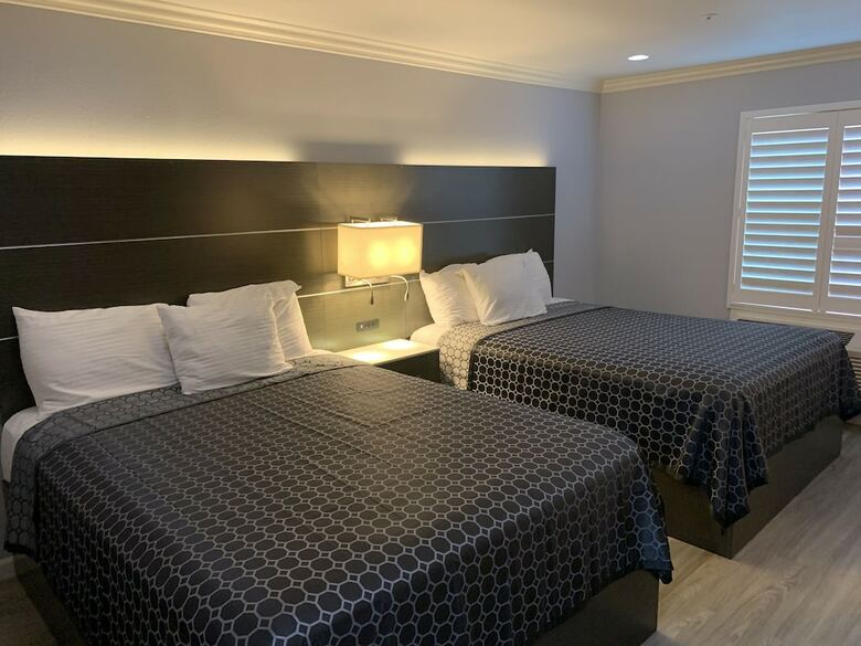 Hotel Mirage Inn And Suites