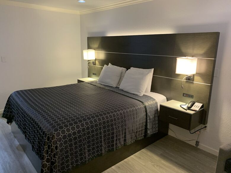 Hotel Mirage Inn And Suites