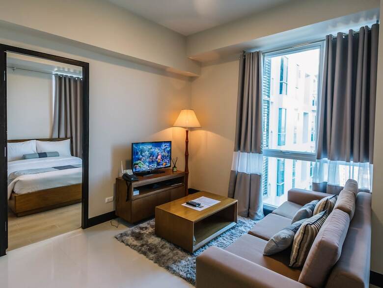 Aparthotel Csuites At 8 Newtown Residences
