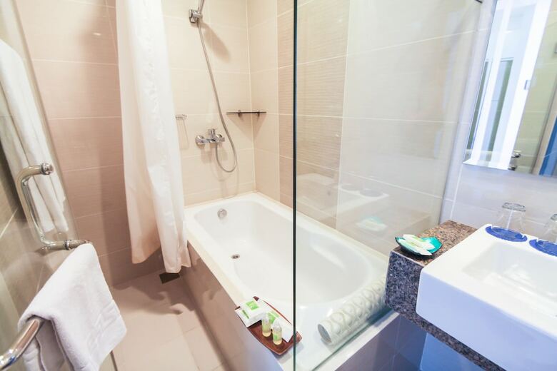 Aparthotel Csuites At 8 Newtown Residences