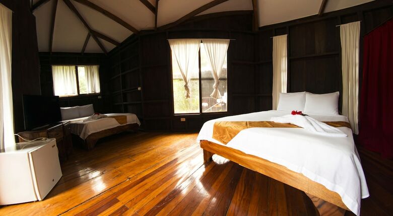 Hostal Manuel Antonio Hostel Resort