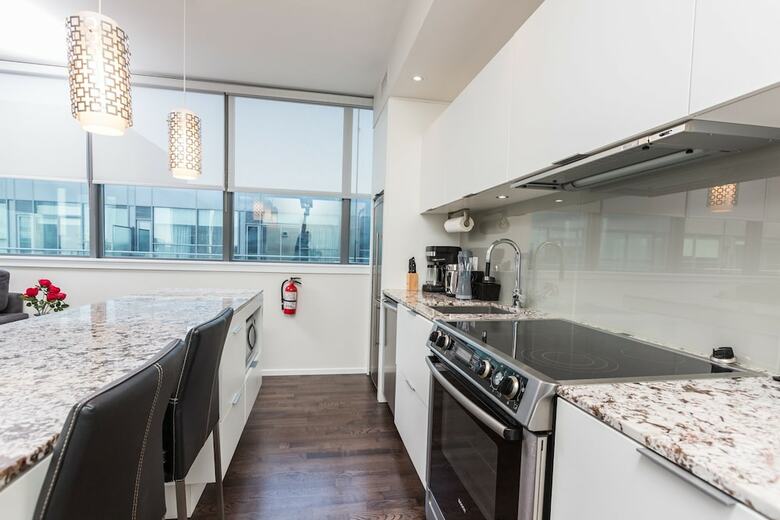 Applewood Suites - 2 Bdrm King & Spadina