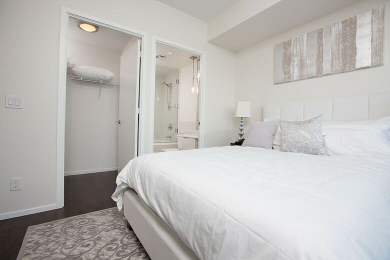 Applewood Suites - 2 Bdrm King & Spadina