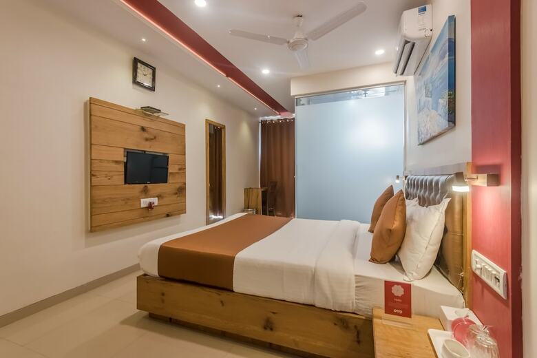 Oyo 8490 Hotel Grandeur