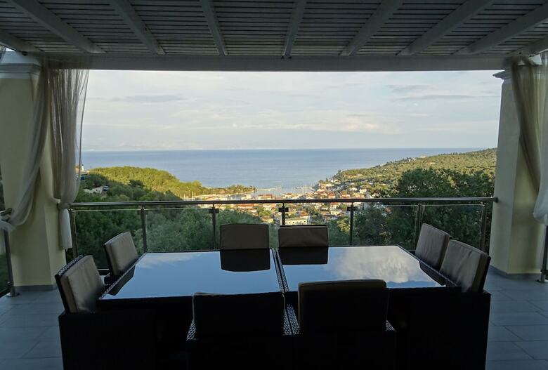 Artist's Villa Red Rose