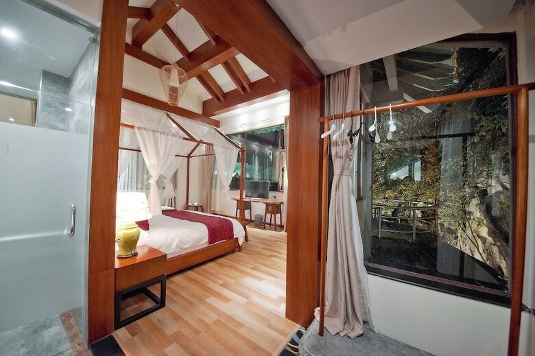 Guilin Crystal Crescent Moon Hotel