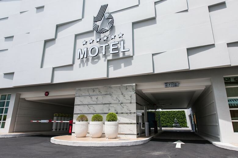6 Star Motel