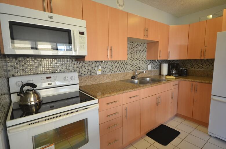 Waikiki Banyan #t1-910 By Redawning