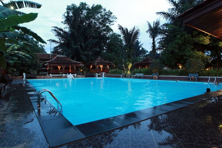 Green Tropical Village Hotel & Resort