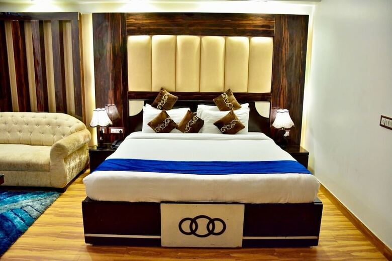 Hotel S. K Crown Park Naraina