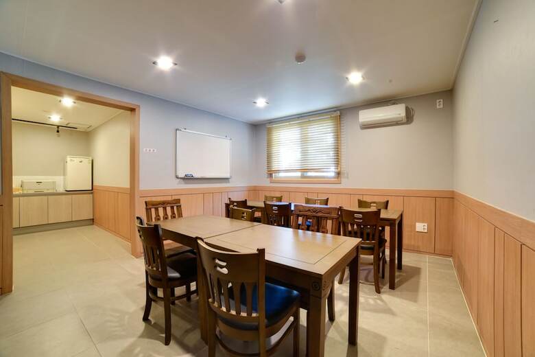 Gyeongpodae The Hotel Business