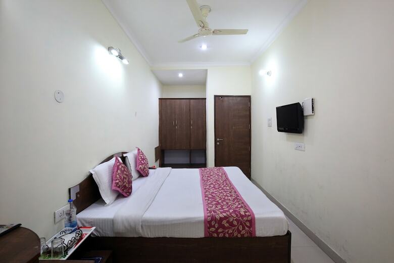 Oyo 9056 Hotel Holiday Comfort