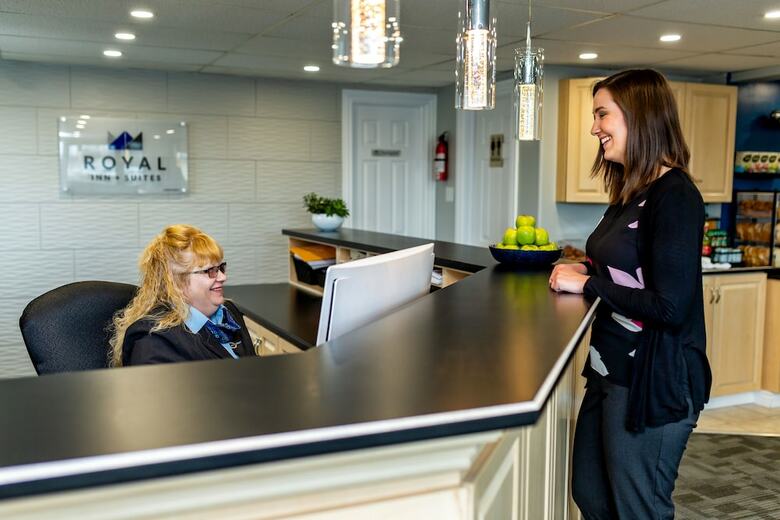 Hotel Royal Inn & Suites