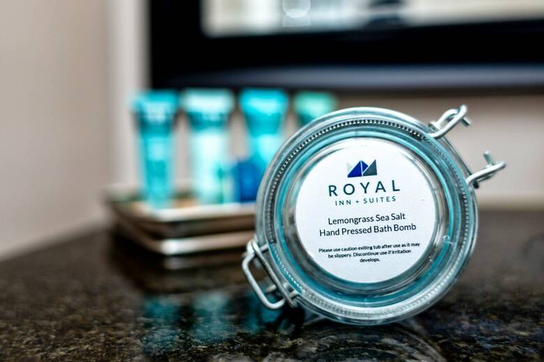 Hotel Royal Inn & Suites