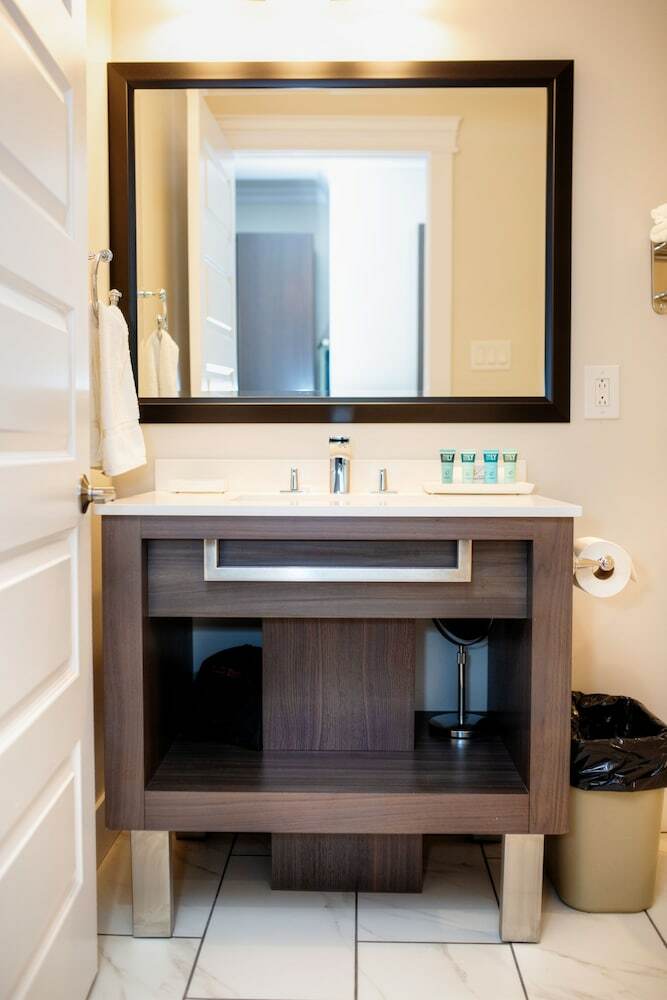 Hotel Royal Inn & Suites
