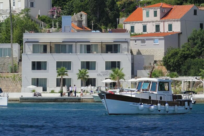 Aparthotel Kalamota Beach House