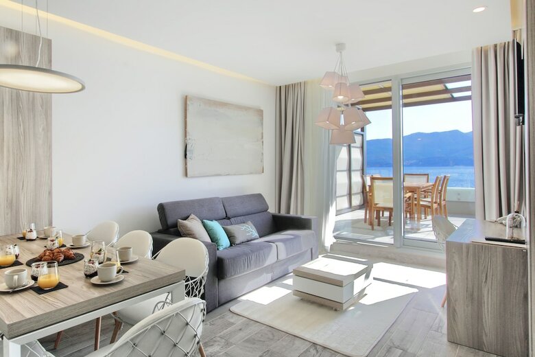Aparthotel Kalamota Beach House