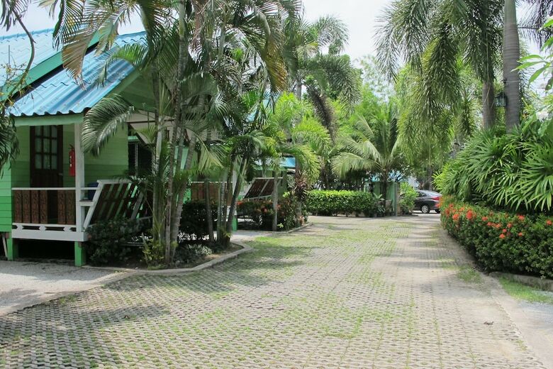 Hotel The Green Resort Sri Racha