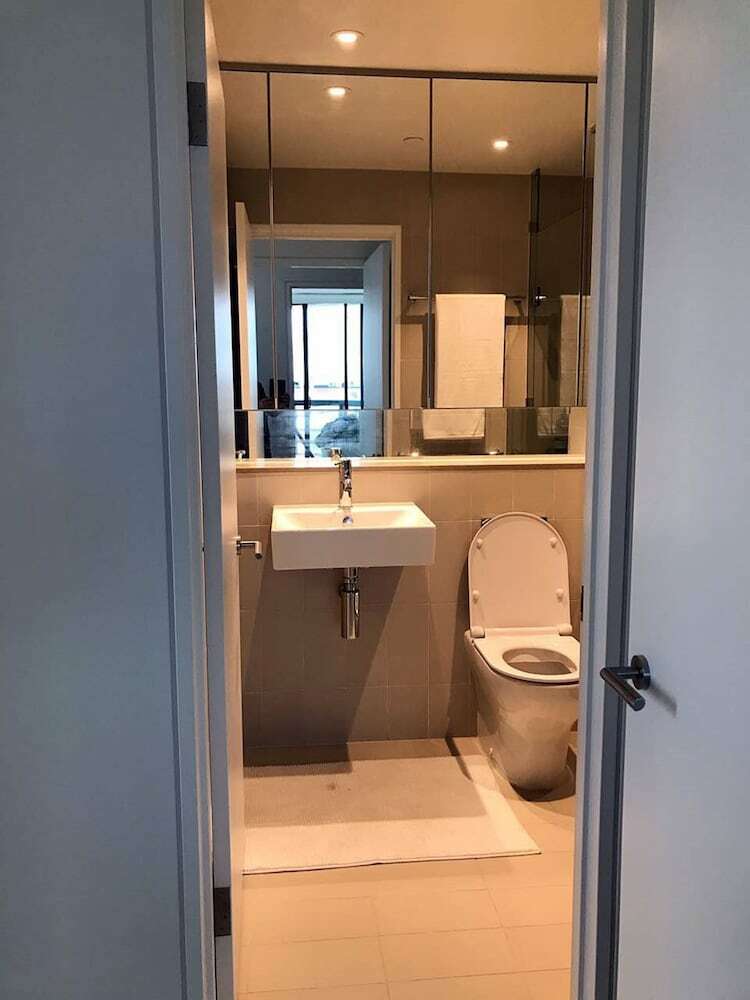 Melbourne Docklands Luxury Seaview Apartment