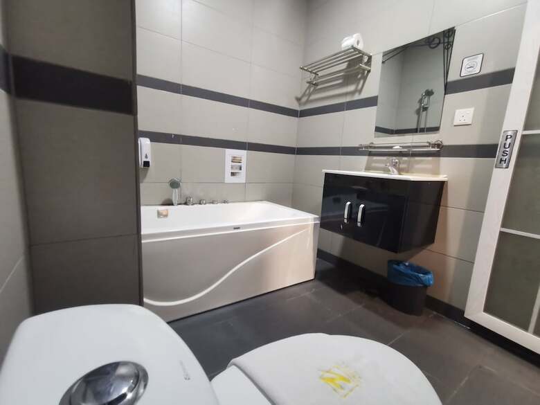 Oyo 89423 Zenz Hotel