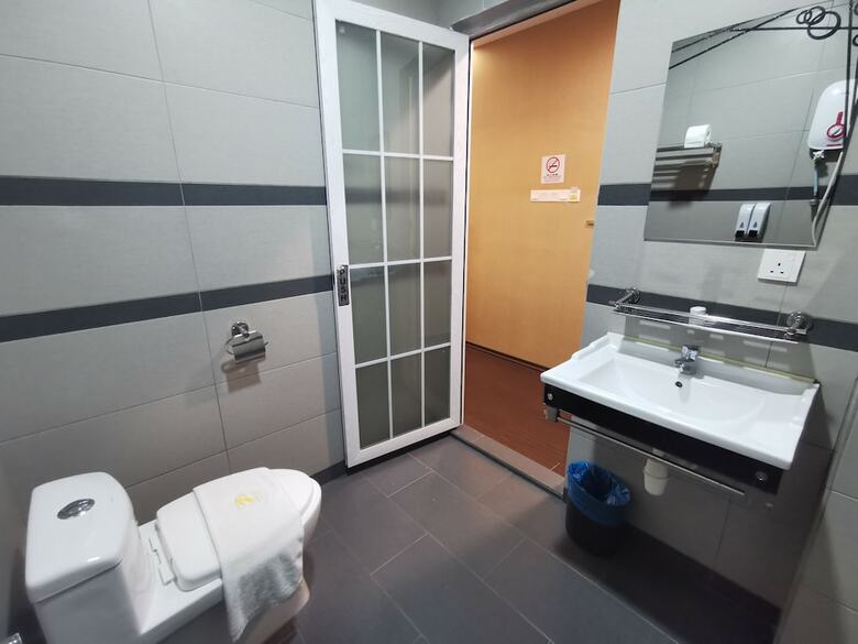 Oyo 89423 Zenz Hotel